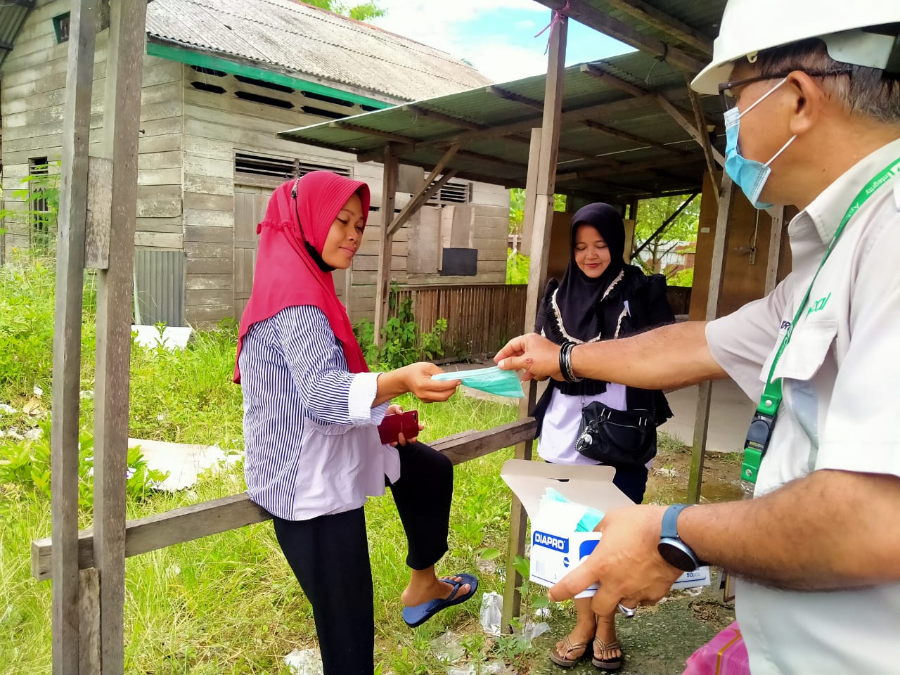 Perangi Covid-19, Apical Dumai Laksanakan Pembagian Masker dan Sosialisasi Penerapan Prokes