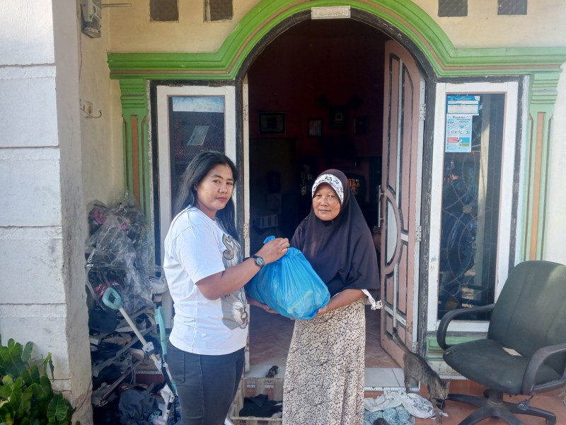Owner Media Online Dirganusantara dan Suarakritik.Com Berikan Bantuan Sembako Ke Masyarakat.