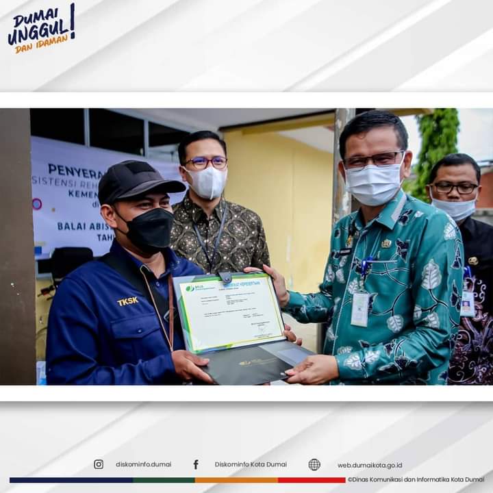 Wali Kota Dumai Diwakili Oleh Sekretaris Daerah (Sekda) Kota Dumai, H. Indra Gunawan, S.IP, M.Si Menghadiri Acara Penyerahan Penerima Manfaat Bantuan Asistensi Rehabilitasi Sosial (Atensi),