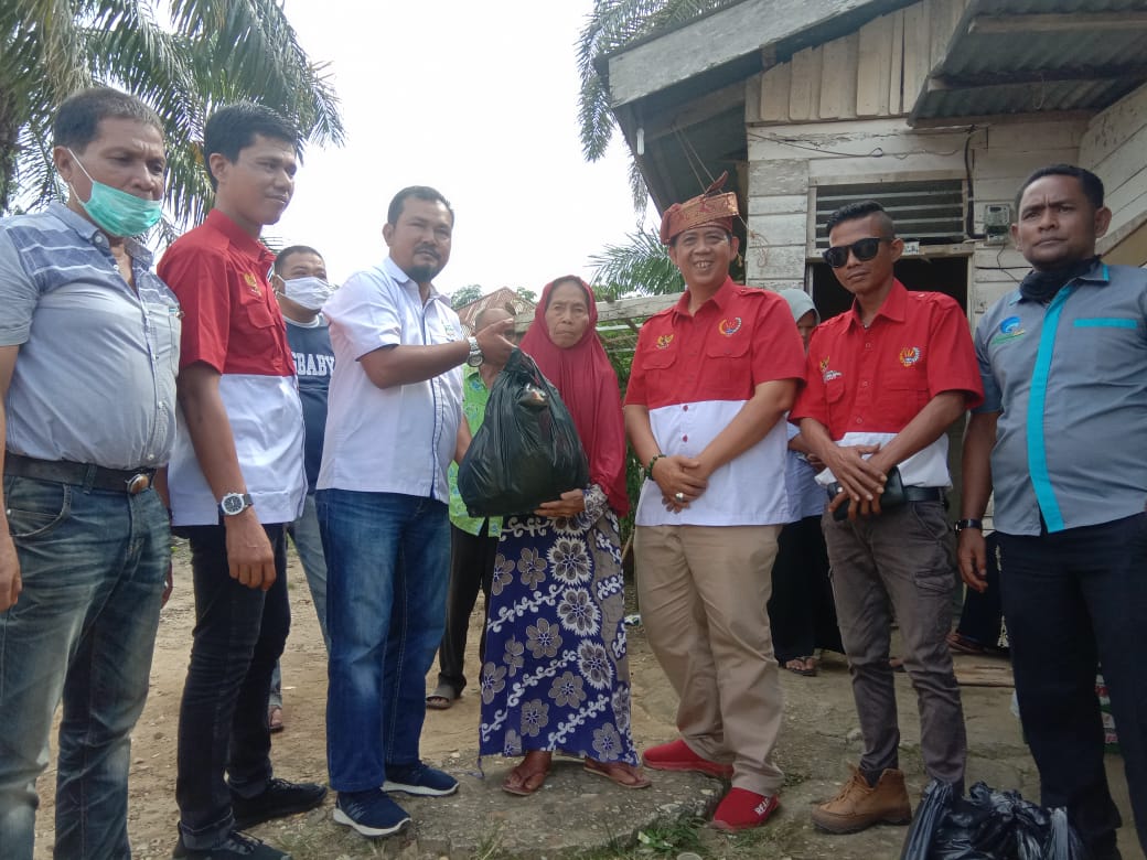 DPD PWRI Riau Bersama DPC PWRI Kuansing Berbagi Kepada Warga