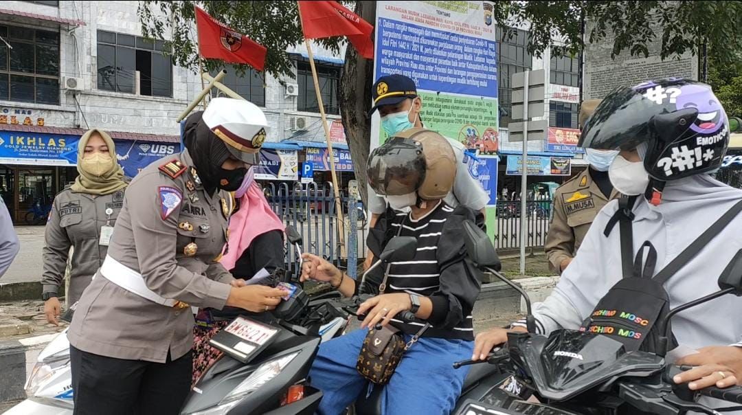 Satlantas Polres Dumai Jajaran Polda Riau Kembali Membagikan Sembako, Masker, Sticker