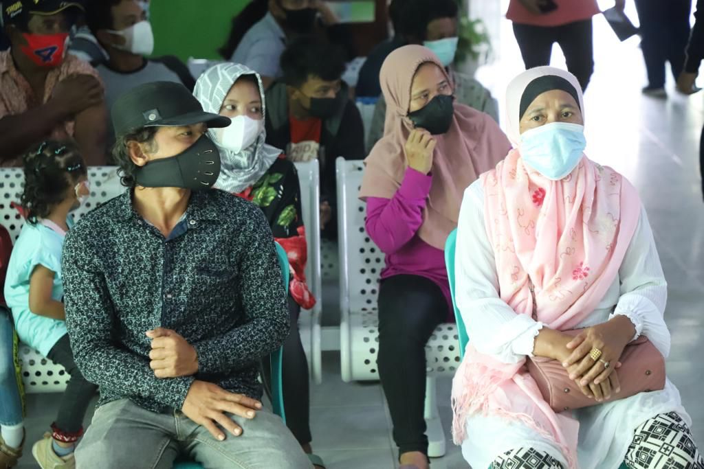 Kapolda Riau Drop Tenaga Vaksinator RS Bhayangkara Dan Bantu 500 Dosis Vaksin Di Bunut Pelalawan.