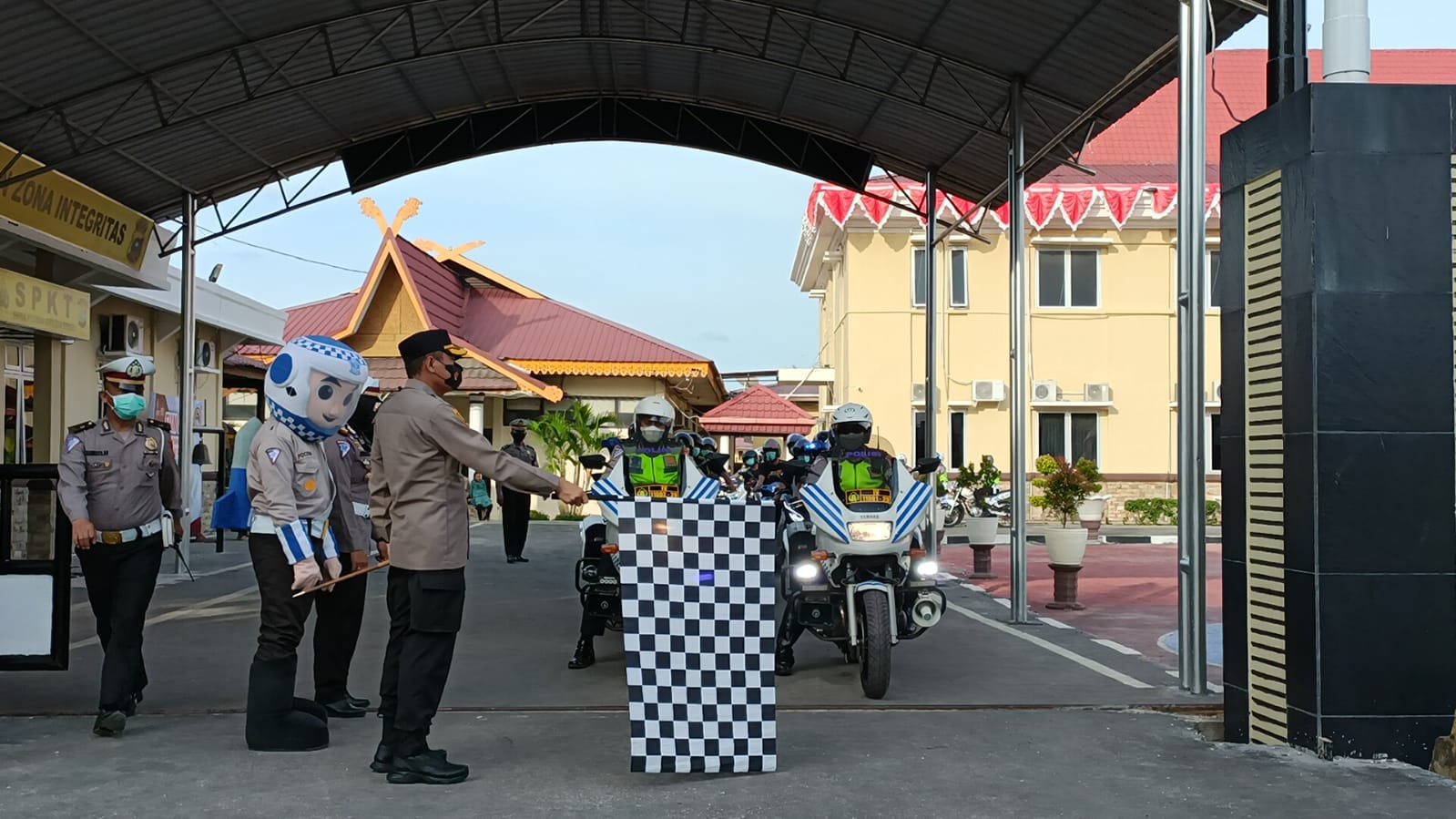 Dalam rangka Memperingati Hari Bhayangkara Ke - 76 Tahun 2022, Satuan Lalu Lintas Polres Dumai Menggelar Road Safety Campaign diWilayah Hukum Polres Dumai.