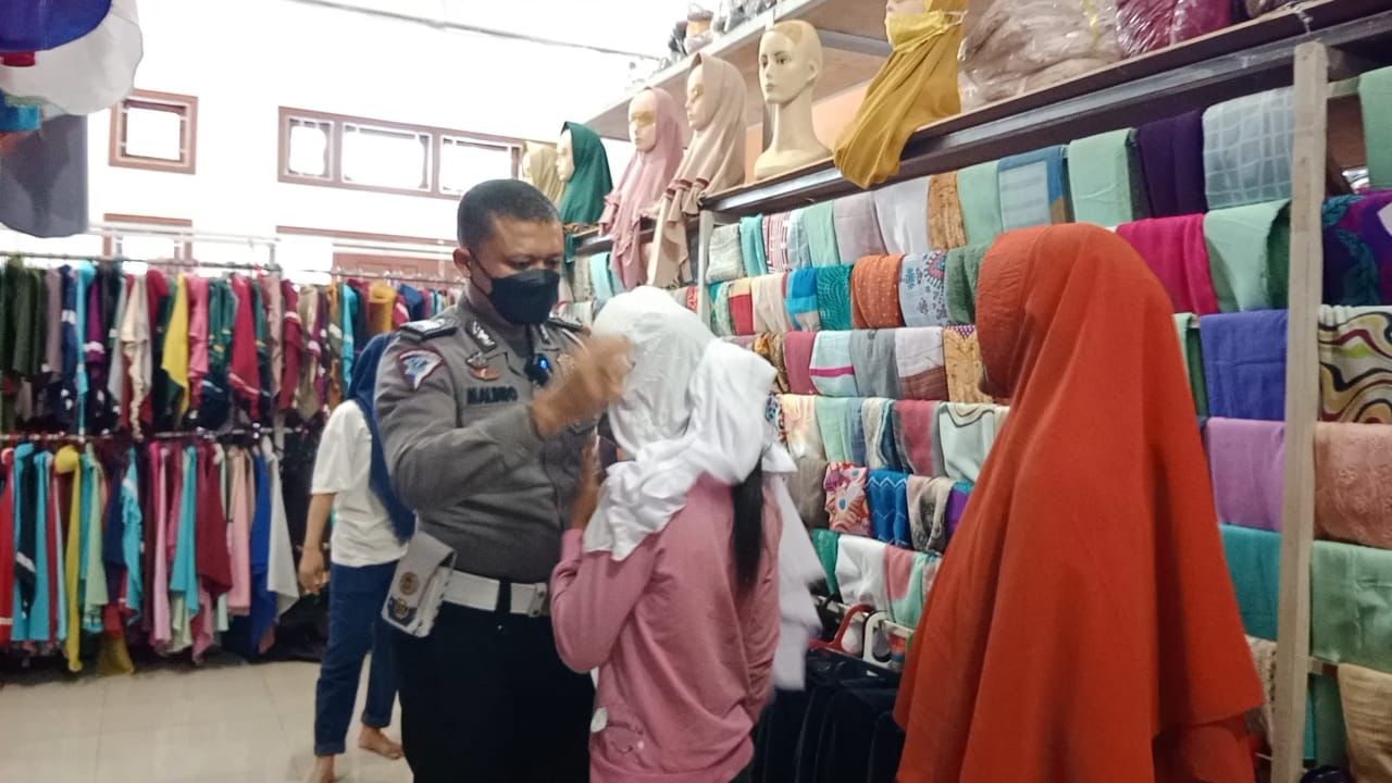 Kisah Polisi di Riau Daftarkan Pengamen Badut Sekolah Dasar, Diantar dan Dibelikan Perlengkapan Sekolah