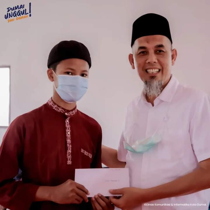 Walikota Dumai, H. Paisal Menyerahkan Piala Penghargaan Kepada Pemenang lomba Tahfidz
