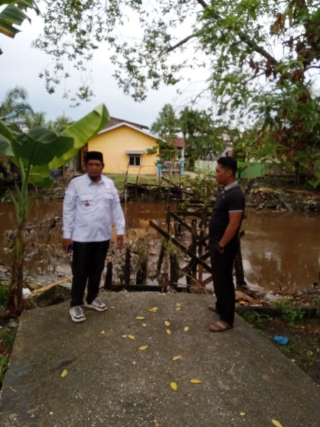 Gerak Cepat Lurah Sukajadi Dumai Kota Mendengar Keluhan Warga Terkait Jembatan Rusak.