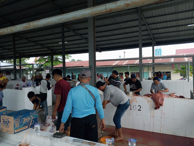 Ketua Panitia Qurban MUSHOLLA ATAQWA Lepin Zulkipli Nasation Melaksanakan Pemotongan Tiga Hewan Qurban