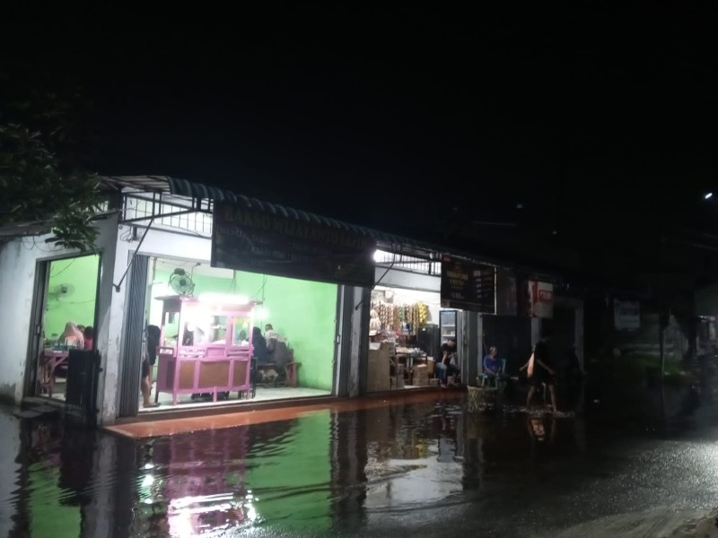 Air Pasang Pedagang Pinggir Jalan Terancam Sepi Pembeli