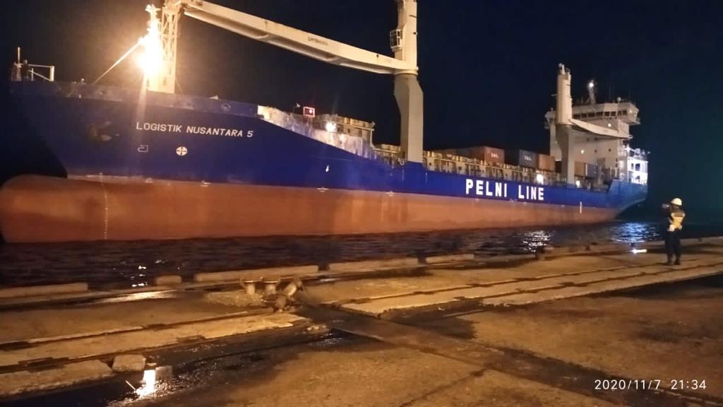 PT.pelindo 1(Persero)cabang Dumai layani kapal petikemas internasional perdana.