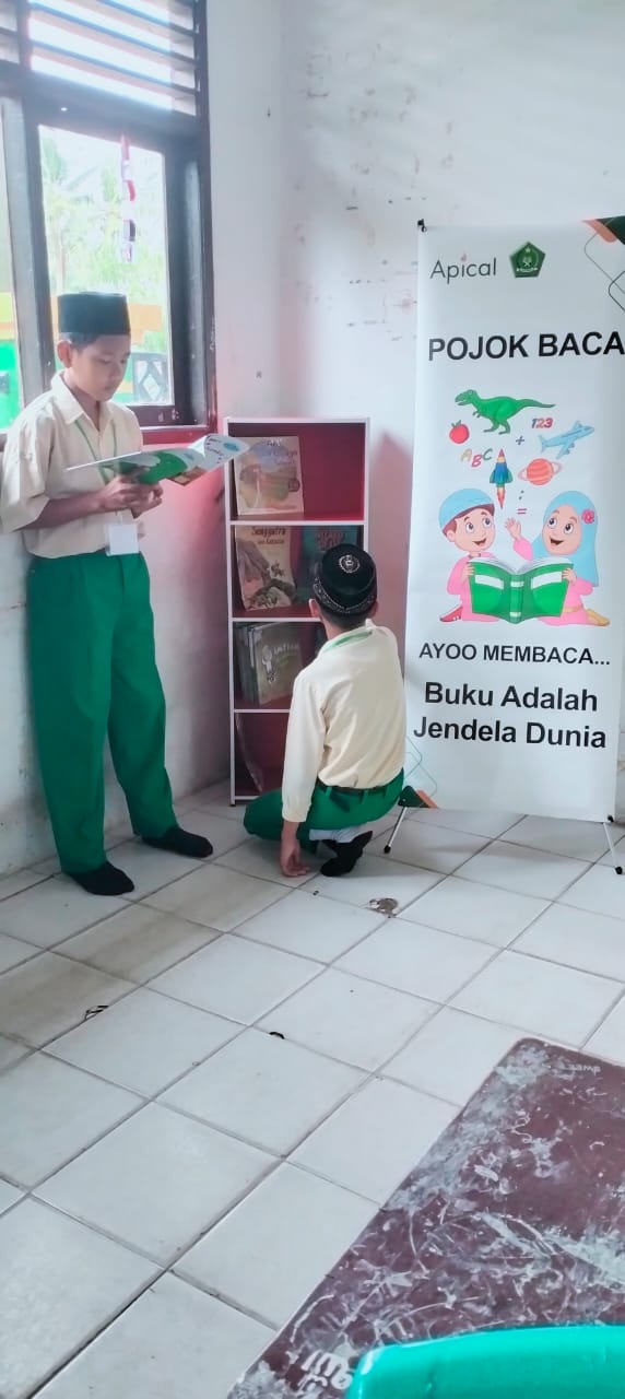 Dukung Pemerintah Tingkatkan Literasi, Apical Bersama Tanoto Foundation Serahkan Bantuan Buku Untuk Pelajar di Kelurahan Lubuk Gaung