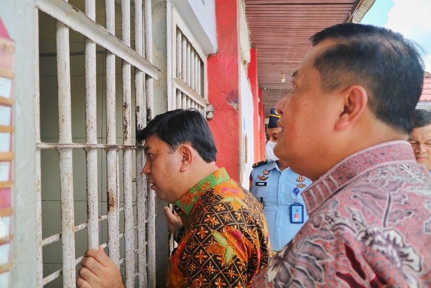 DISAMBUT DENGAN YEL YEL SPEKTAKULER DARI WARGA BINAAN RUTAN DUMAI, STAFSUS MENKUMHAM APRESIASI KEKOMPAKAN WBP
