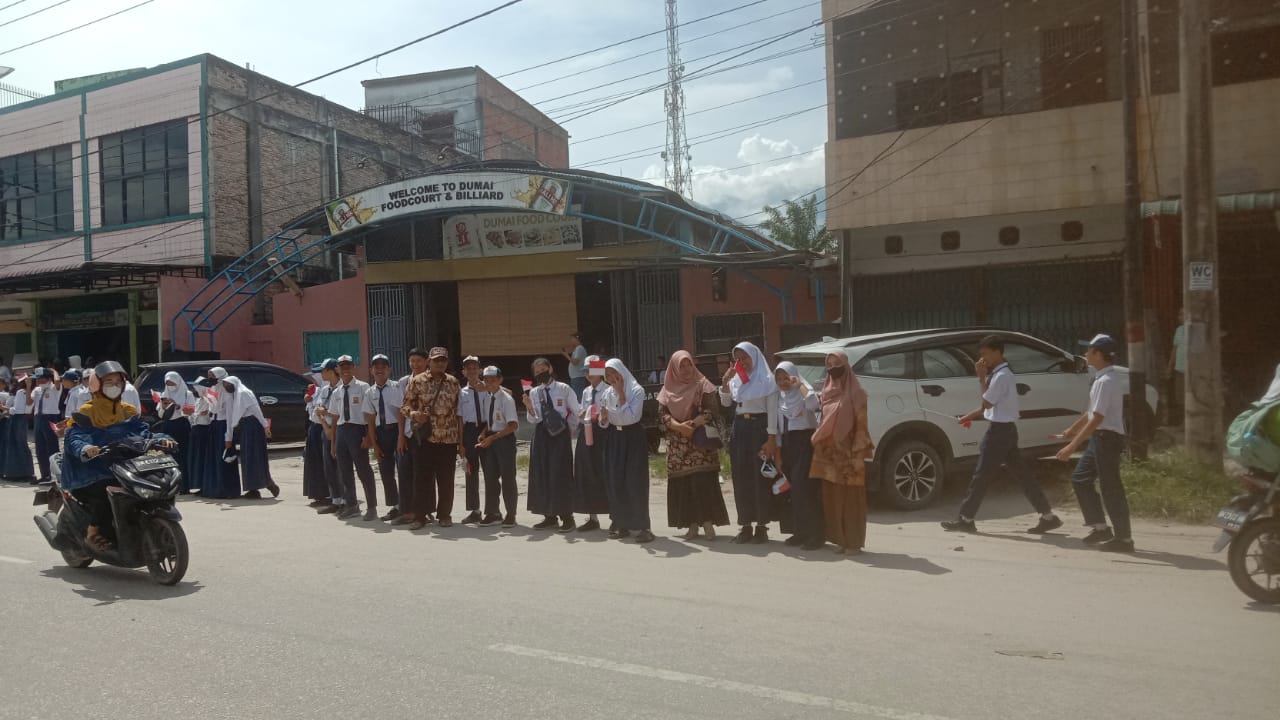 Siswa Siswi SMP Negeri 1 Kota Dumai Menyambut Kedatangan Presiden Republik Indonesia