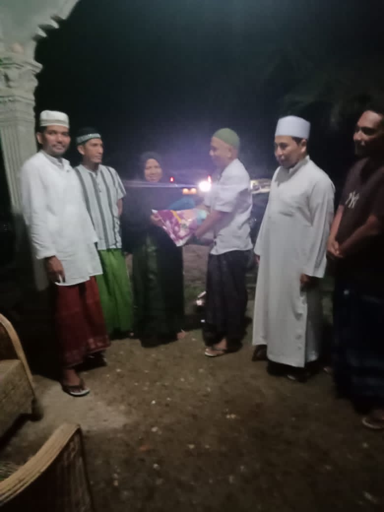 Ketua Umum DPP IDzRA Bersinergi Dengan Tokoh Masyarakat Dan Pengurus DPC IDzRA Aceh Timur Mengunjungi Korban Banjir