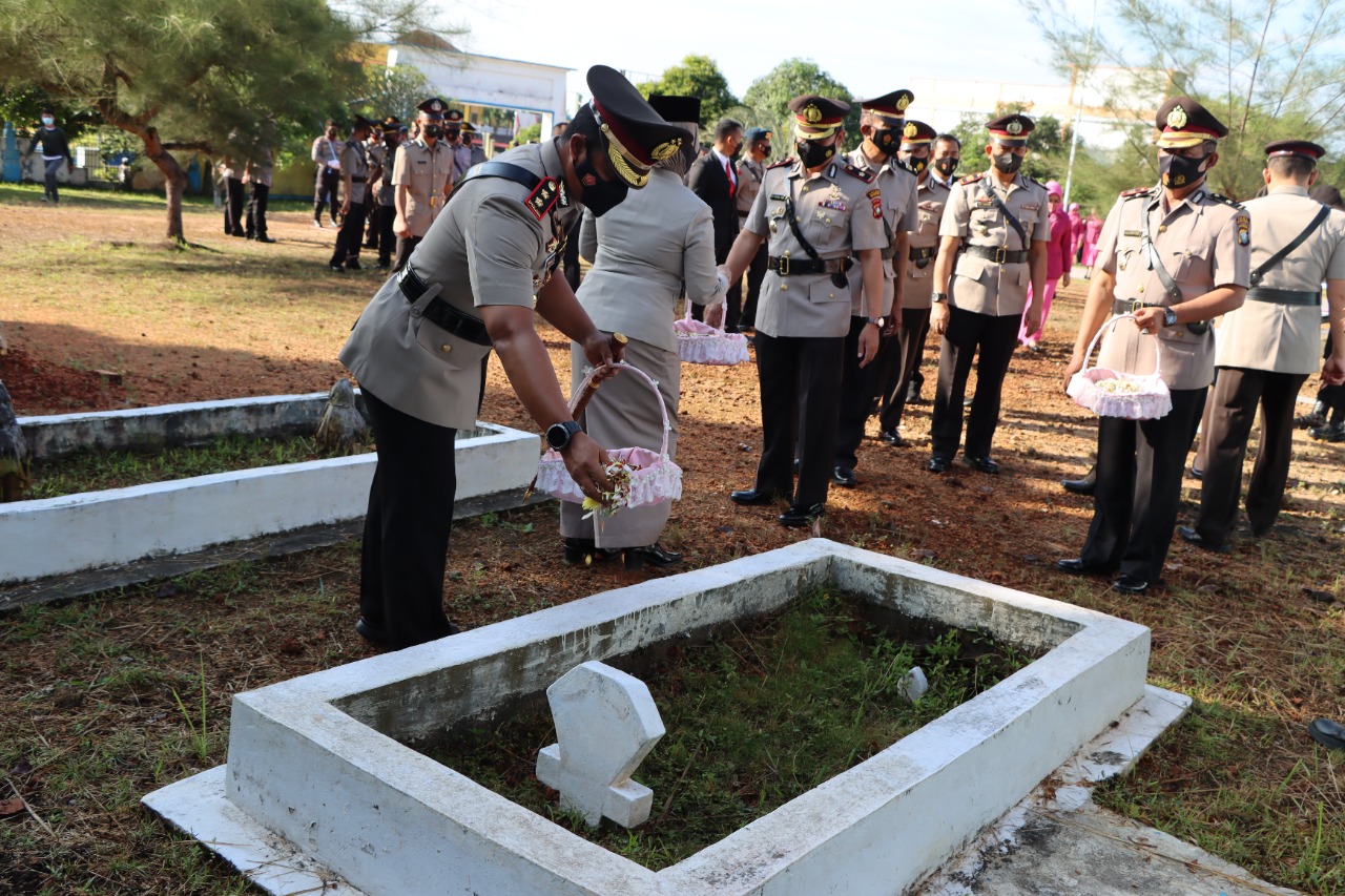Polres Dumai Jajaran Polda Riau Melaksanakan Upacara Ziarah dan Tabur Bunga di Taman Makam Pahlawan (TMP)