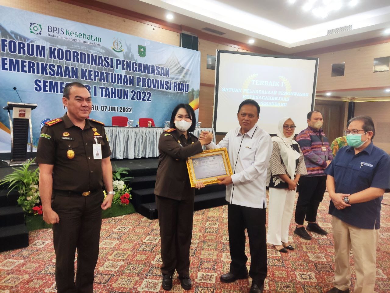 Kejaksaan Negeri Rokan Hilir Terima Piagam Penghargaan Terbaik III Se-Provinsi Riau Dari BPJS Kesehatan. 