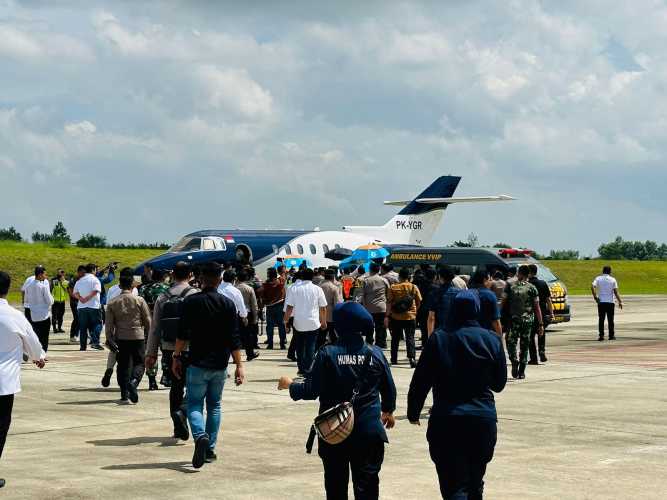 Kapolda Riau Irjen Moh Iqbal Lepas Keberangkatan Kapolda Jambi Irjen Rusdi Hartono dibandara Sultan Thaha Saifudin Jambi.