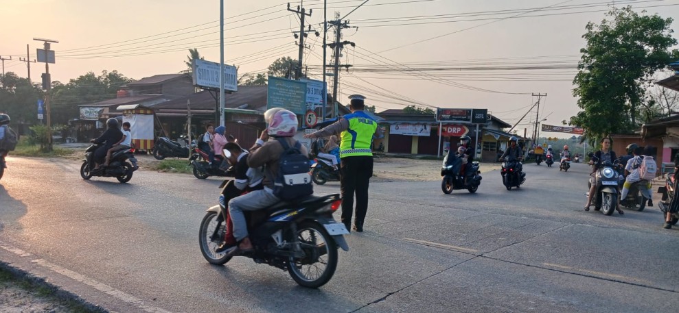 Polsek Bukit Kapur Melaksanakan Giat Strong Poin Serta  Pengaturan Arus Lalu Lintas