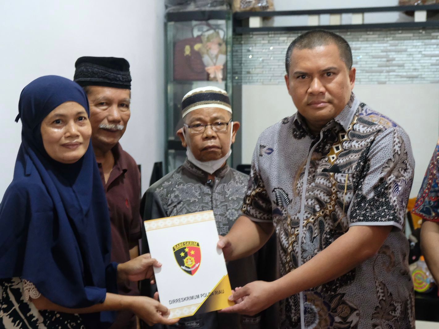 Sempena Hari Bhayangkara ke 76, Tim Anjang Sana Polda Riau Kunjungi Keluarga Jurnalis Mitra.
