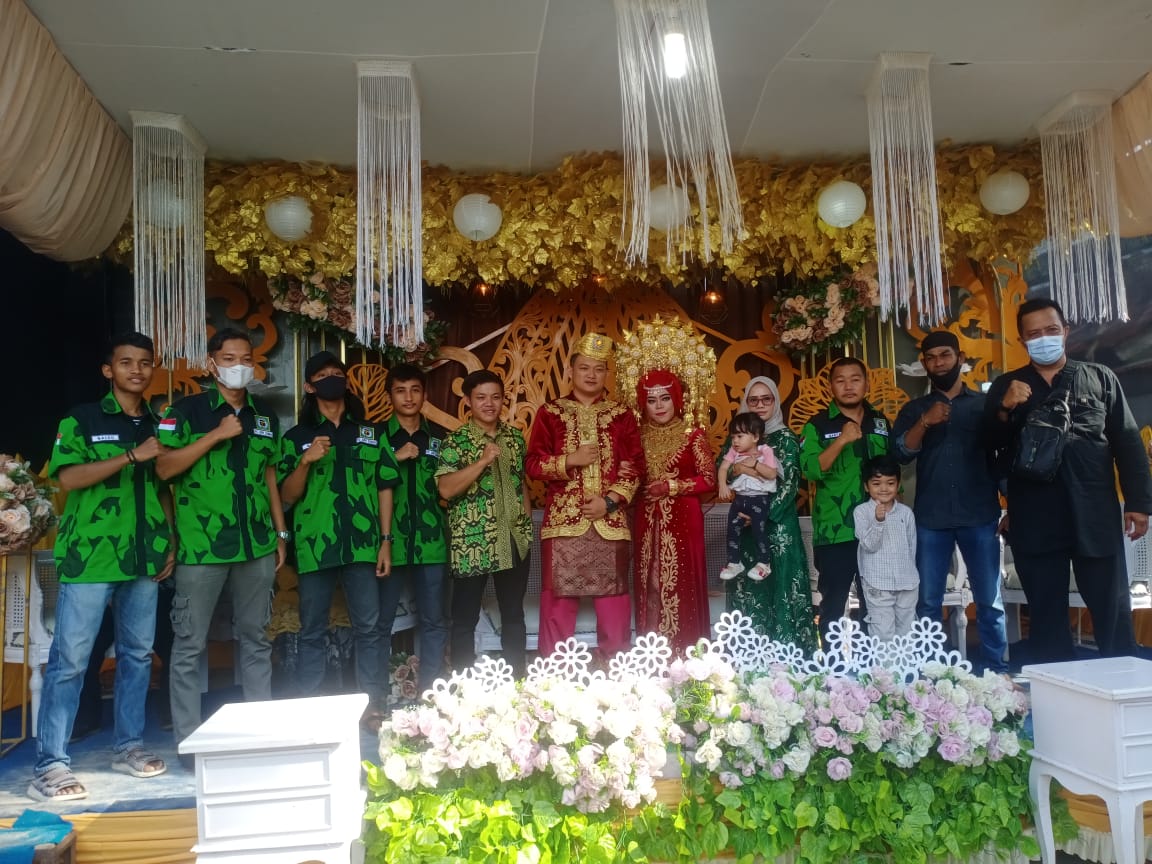 Ketua GPK Satgas (Gerakan Pemuda Ka'bah) Marta Santoso Memenuhi undangan Resepsi Pernikahan Salah Satu Anggota Dari GPK