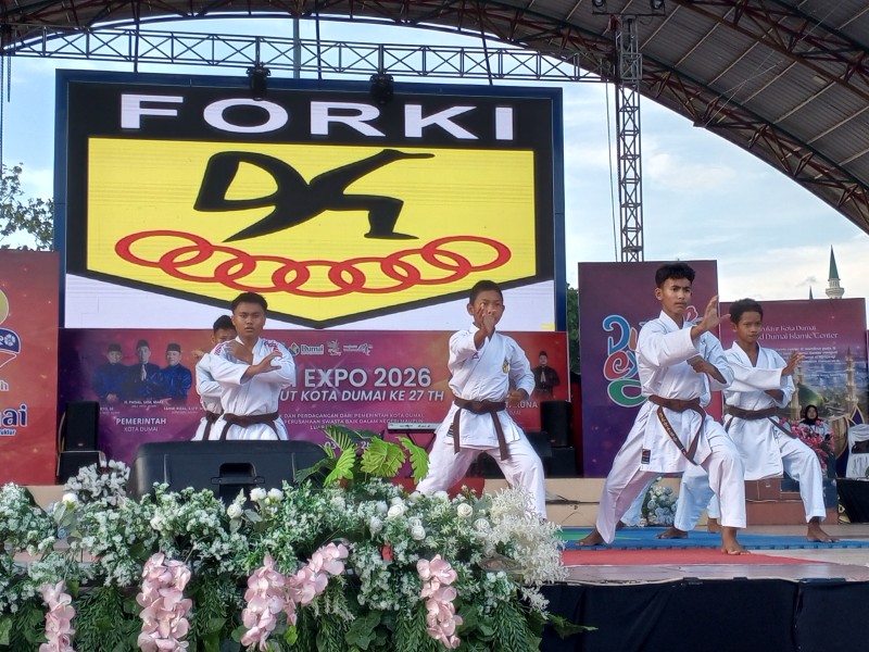 Wahyu Ari Septian, S.T,. Memberikan Semangat Putra / Putri Cabor Karate dan Muangtai