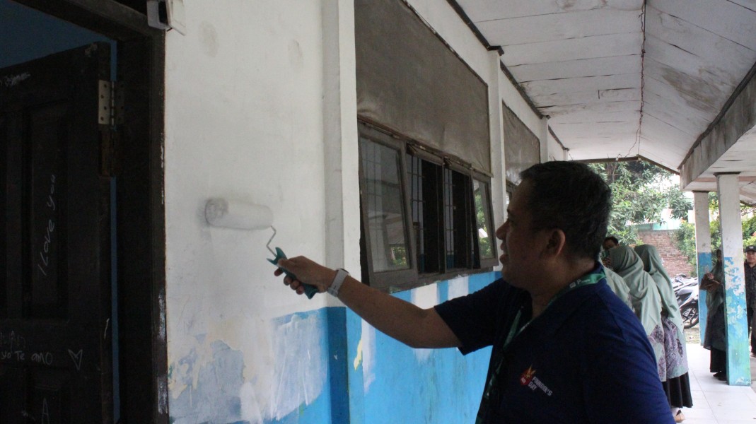Peringati RGE Founders Day ke-59, Apical Revitalisasi Gedung MTs Nurul Islam di Dumai.