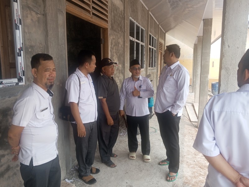 Kepsek SMPN 4 Andi Effendi.S.Si.M,di, Melakukan Doa Syukuran Ruang Kelas Baru Mencapai Pekerjaan 75%.