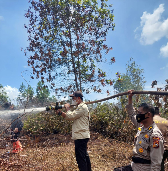 BEM Sekodum Ikut Berpartisipasi Dalam Pemadaman Kebakaran Lahan dan Hutan