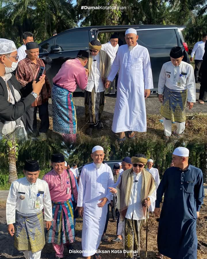 Wali Kota Dumai H Paisal Bersama Al Ustadz Buya Yahya Zainul Maarif  Melakukan Peletakan Batu Pertama