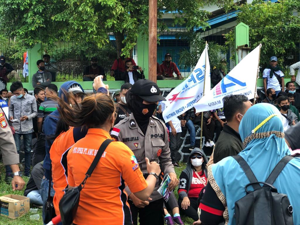 Sejumlah Oknum Anggota Polisi Wanita (PolWan) Melaksanakan Aksi Kolaborasi Dengan Massa Pengunjuk Rasa