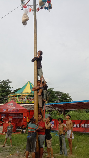 Pasar Malam Taman Bukit Gelanggang Ikut Meriahkan HUT RI KE-78 Dengan Perlombaan Panjat Pinang