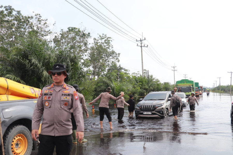 Kapolres Pelalawan Turun Kelokasi Banjir Urai Kemacetan.
