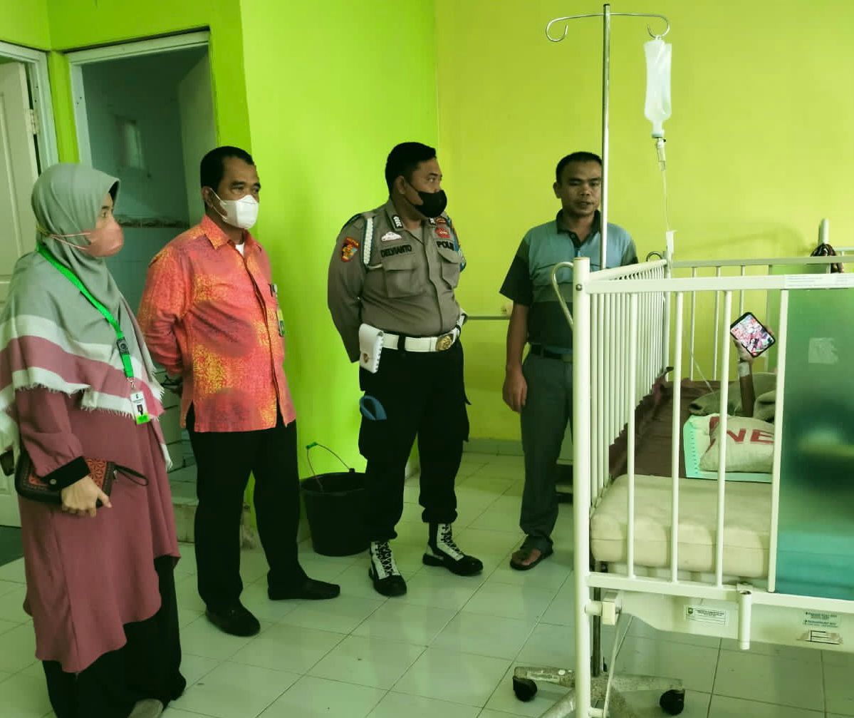 Trenyuh Lihat Kondisi, Aipda Leonar gendong Tirta Berobat ke RS Setelah Tiga Bulan Terbaring Lemah dan Dirawat Seadanya