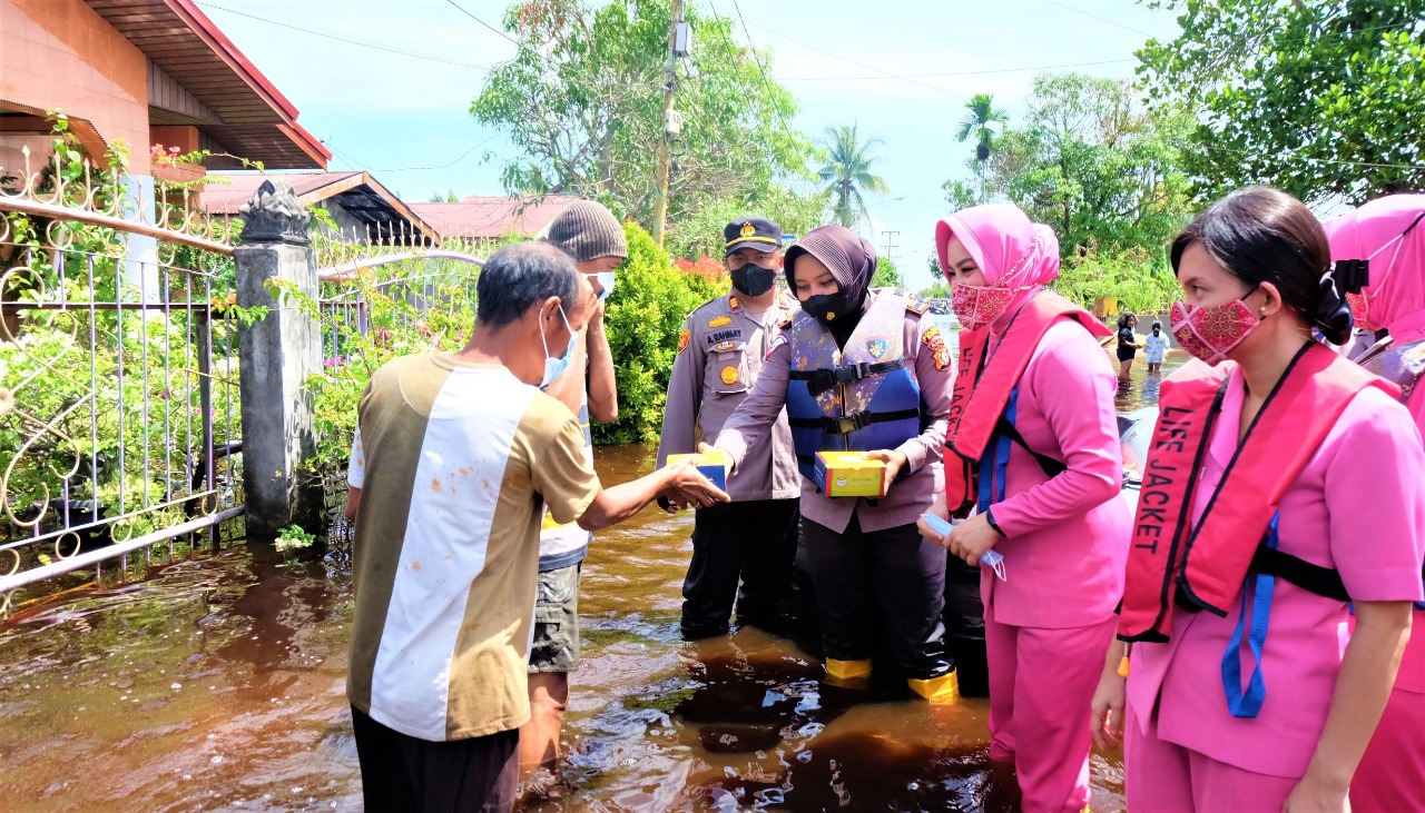 Polisi Wanita ( Polwan) Polres Dumai Peduli Masyarakat Terdampak Bencana Banjir