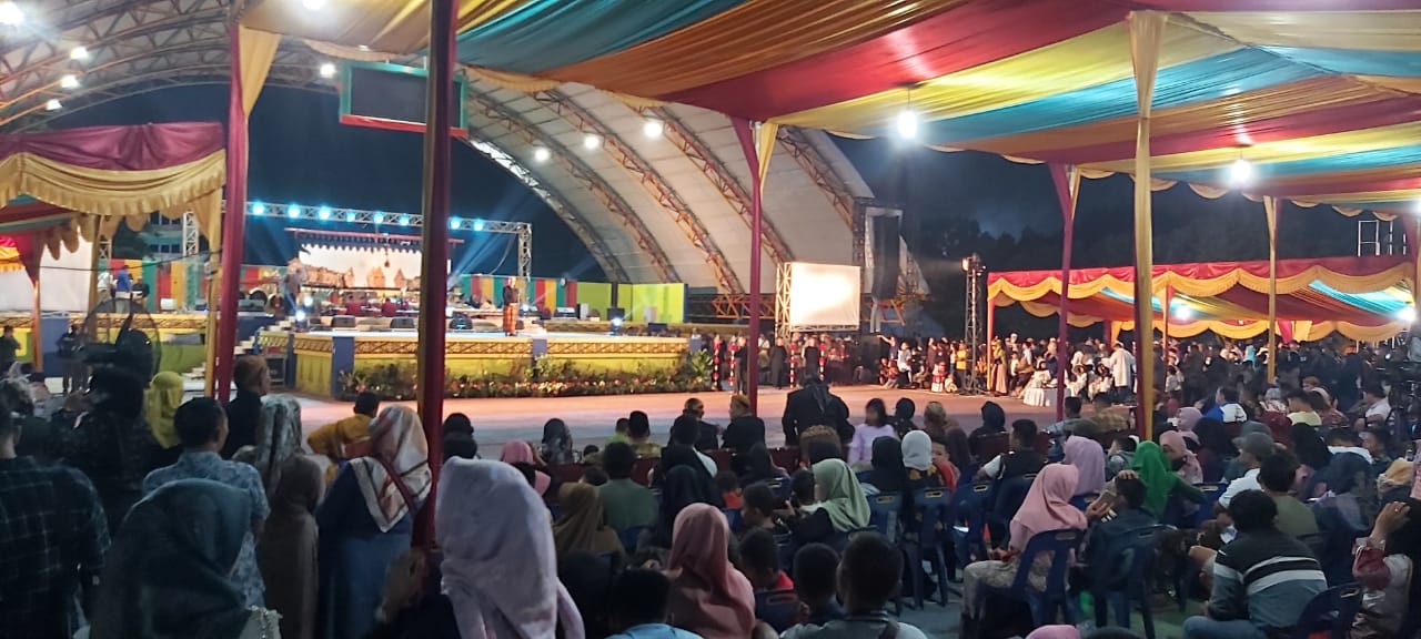 Walikota Dumai, H Paisal, SKM, MARS dan Anggota DPR RI, DR H Syamsurizal foto bersama diSela Malam Grebek Suro 1956 di Taman Gelanggang Kota Dumai