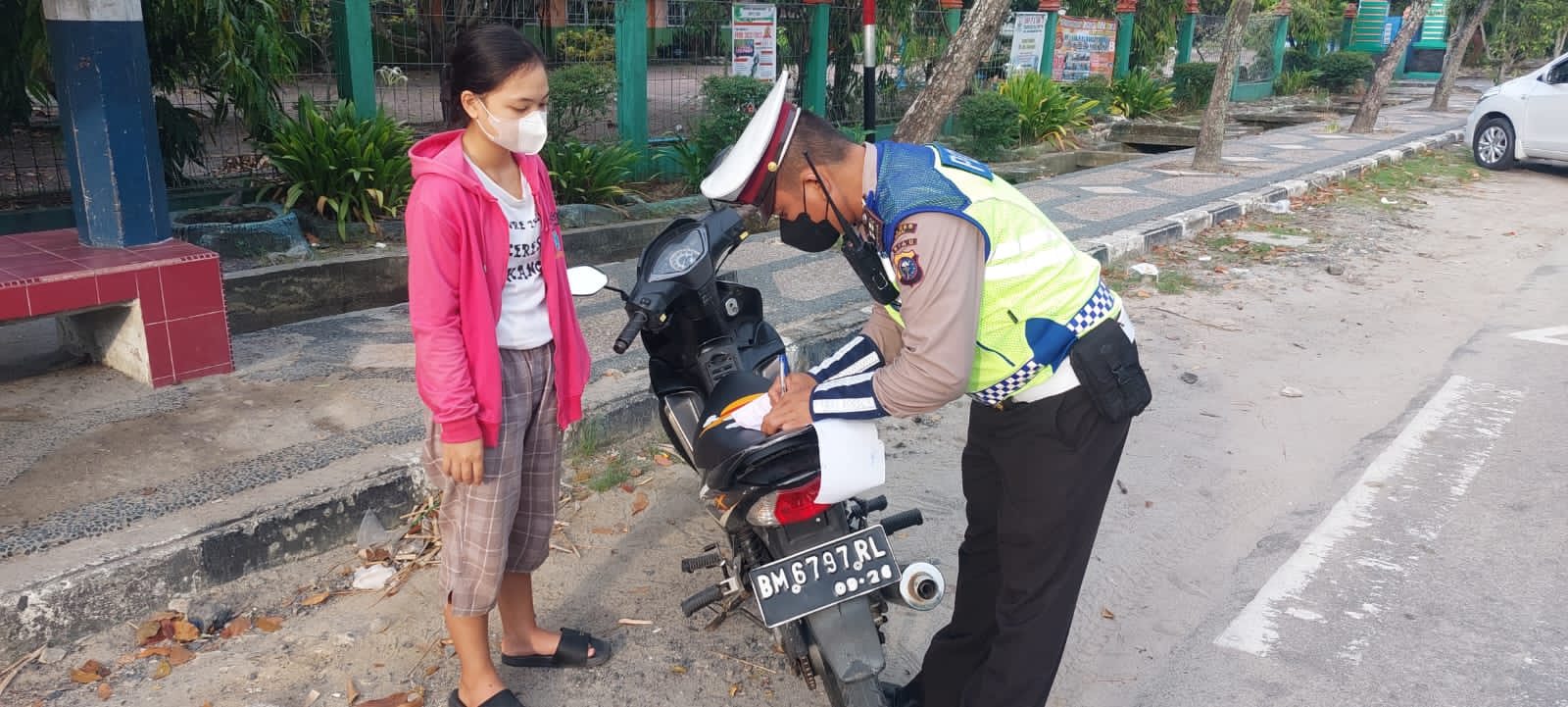 Satuan Lalu Lintas (Sat Lantas) Polres Dumai Melaksanakan Program “Bulan Tertib Helm”