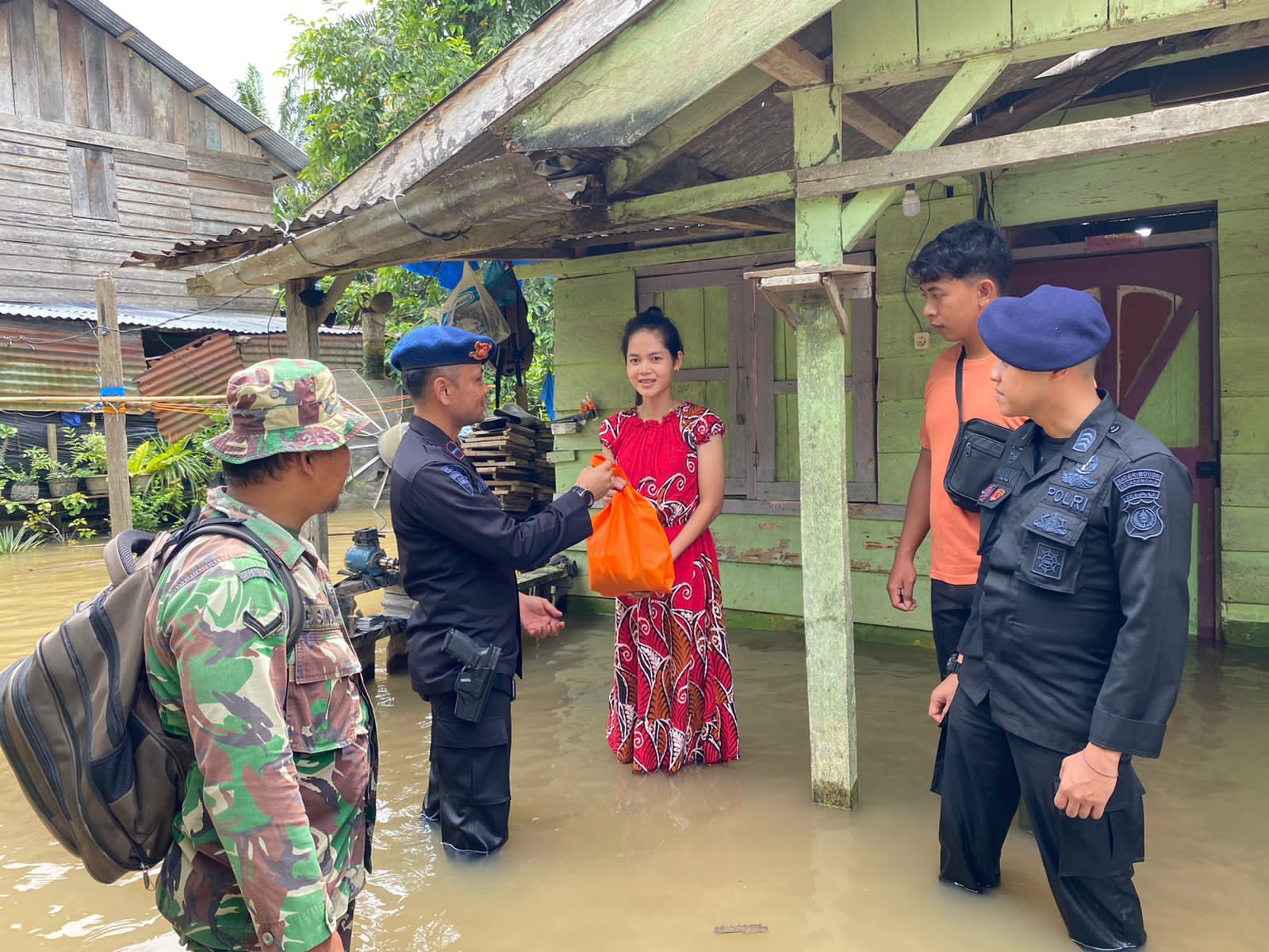 Bersama TNI, Personel Brimob Batalyon C Pelopor Bantu Warga Korban Banjir di Batang Gangsal Inhu