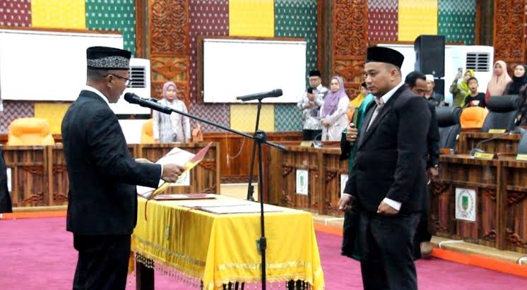Basiran Lantik PAW Anggota DPRD Rohil Dari Partai Berkarya