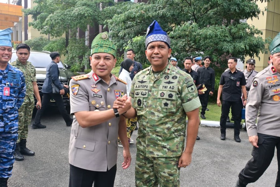 Jalin Soliditas dan Kebersamaan, Danrem 031/WB Hadiri Acara Kenal Pamit Kapolda Riau.