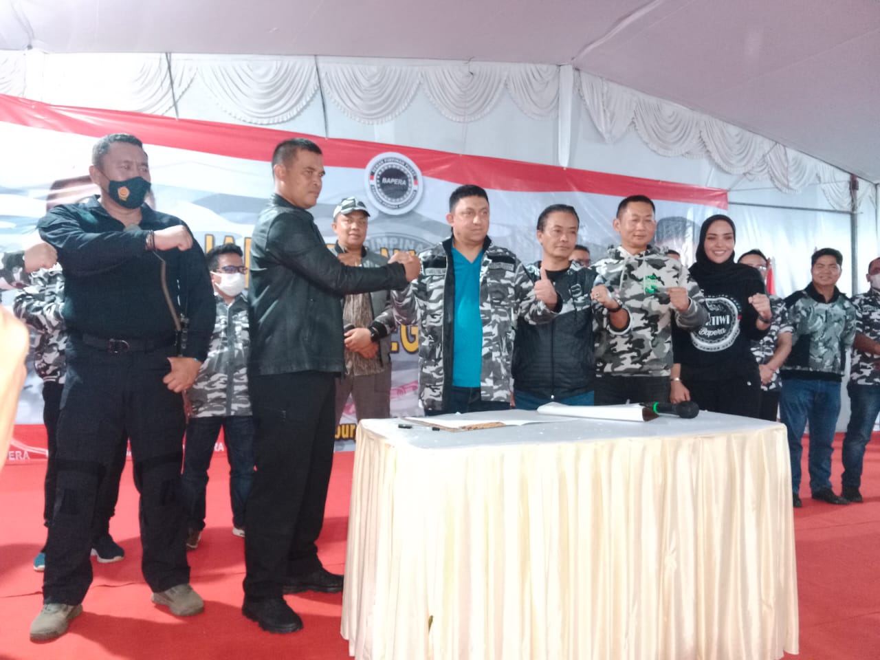 Fahd El Fouz Arafiq Serah Terima Peserta Jambore Bela Negara BAPERA Kepada Brimod Polri Yang Di Wakili Oleh AKBP Ahmad Setiadi,S.I.K Untuk Di Didik