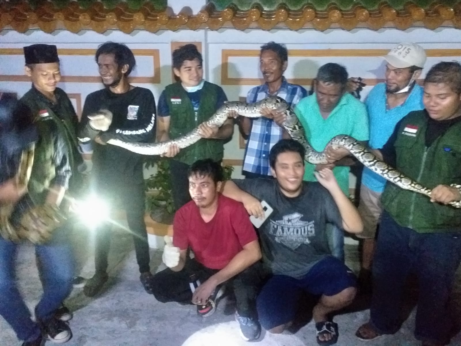 Warga Rt 18 Rimbah Sekampung  Digegerkan  Munculnya  Ular Piton.     