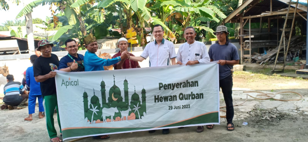 Rayakan Hari Raya Idul Adha, Apical Dumai Serahkan Hewan Kurban ke Masyarakat Sekitar Perusahaan