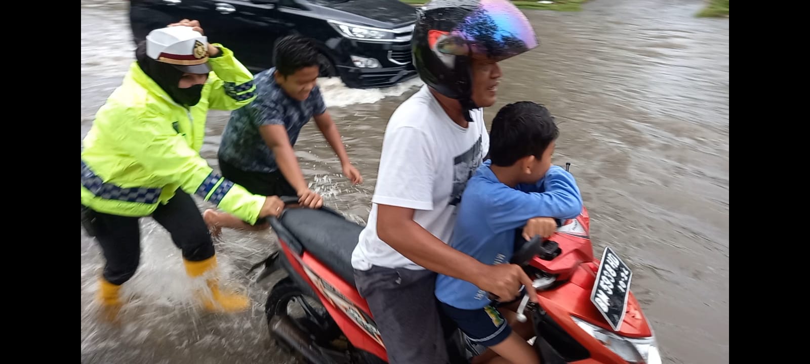 Personel Satuan Lalu Lintas (Satlantas) Polres Dumai, Membantu Sejumlah Sepeda Motor Warga yang Mogok