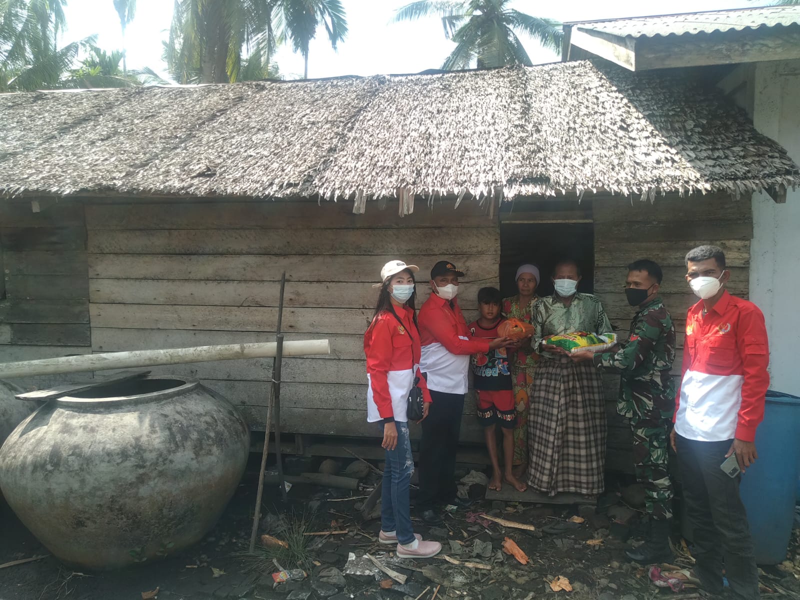 Pengurus DPC PWRI Kabupaten Meranti Melaksanakan Bakti Sosial Memberian Sembako Datangi Langsung ke Runah Warga. 