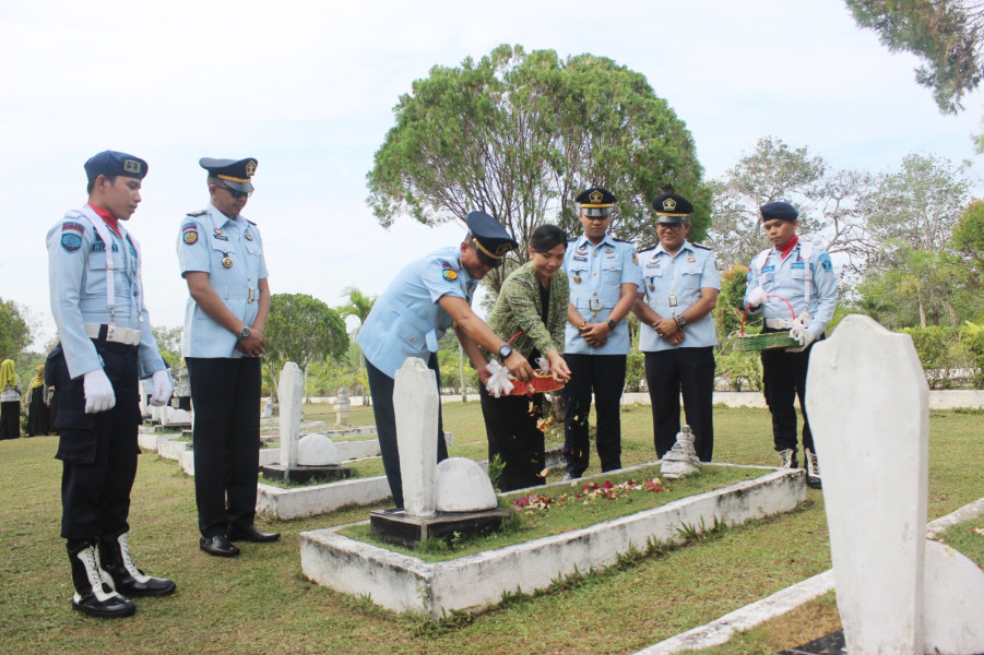 Penuh Khidmat, Rutan Dumai Laksanakan Ziarah Dan Tabur Bunga Di Makam Pahlawan sentosa