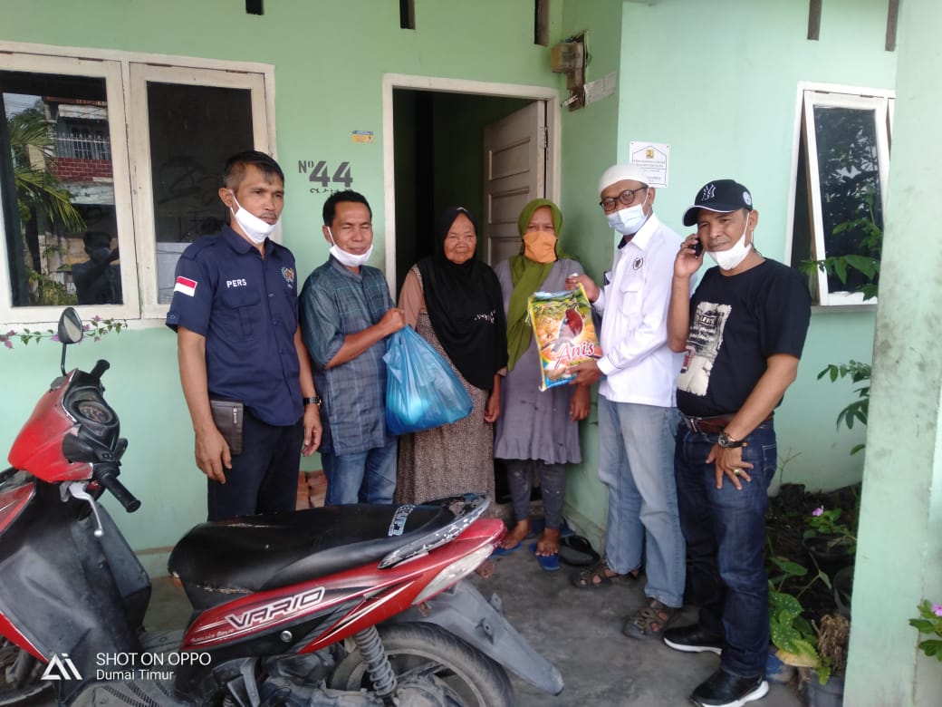 Persatuan Wartawan Indonesia (PWI) Kota Dumai Salurkan Bantuan Pada Warga Tak Mampu