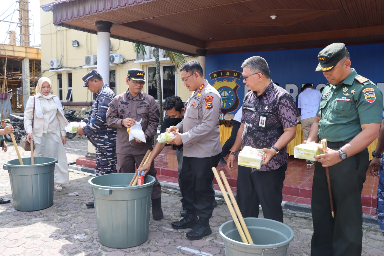 Polres Dumai Melaksanakan Pemusnahan Barang Bukti Narkotika Jenis Shabu Hasil Pengungkapan Oleh Sat Narkoba Polres Dumai.