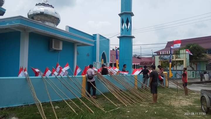 Pemuda lepin Bersaudara pasang 57 Bendera Merah Putih dan 20 Umbul- Umbul di Sepanjang Jalan Lepin Untuk Memperingati Hari Kemerdekaan.