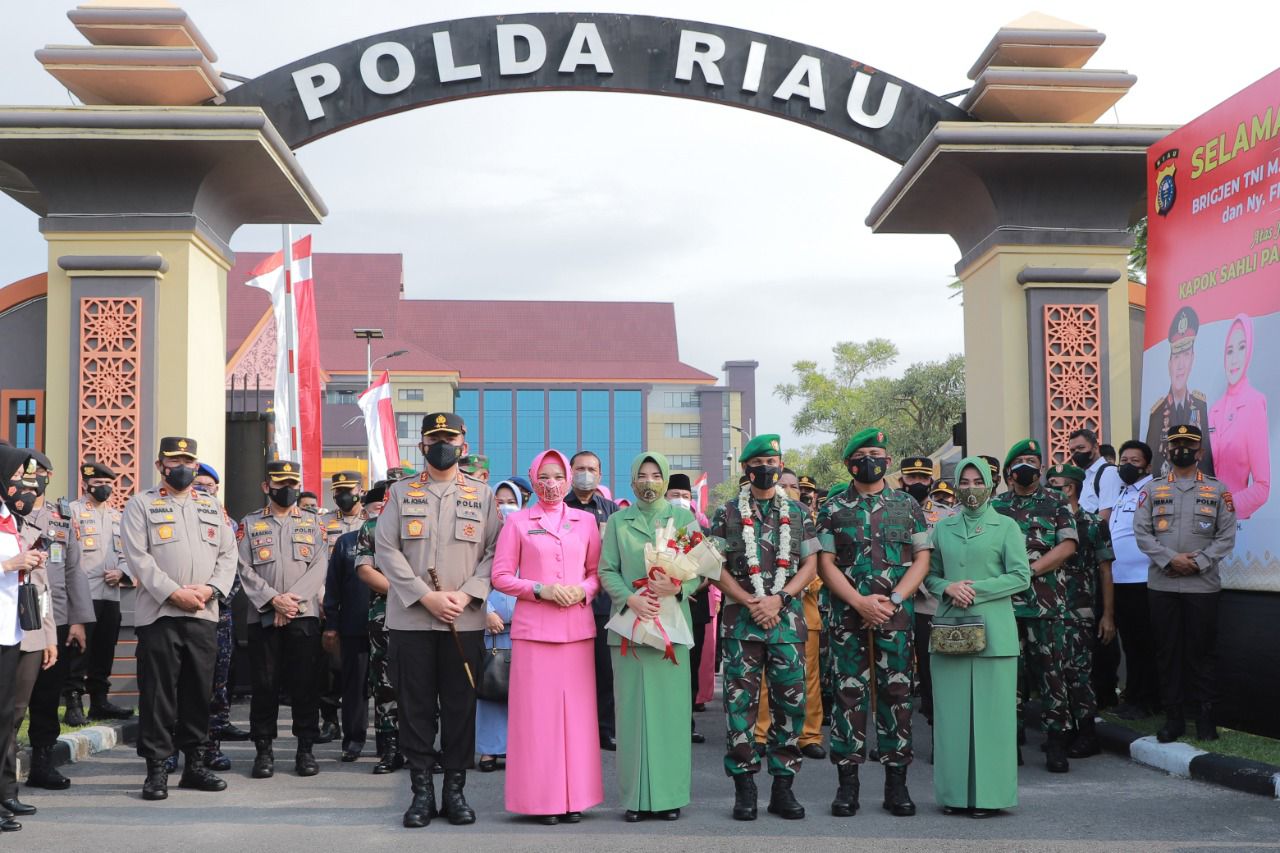 Gelar Apel Kehormatan Lepas Sambut Danrem 031 Wira Bima di Mapolda, Kapolda Irjen Pol M Iqbal : TNI Polri Adalah Saudara Kandung , Tak Terpisahkan