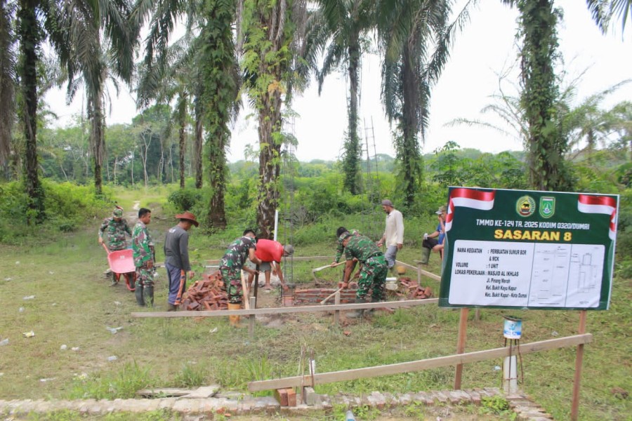 Semangat Gotong Royong Satgas TMMD Kodim 0320 Bekerja Sama Menggali Tanah Pasang Pipa Membangun Struktur MCK.