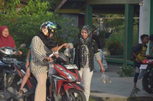Relawan DJB Berbagi Takjil di Sekretariat Kelurahan Tanjung Palas